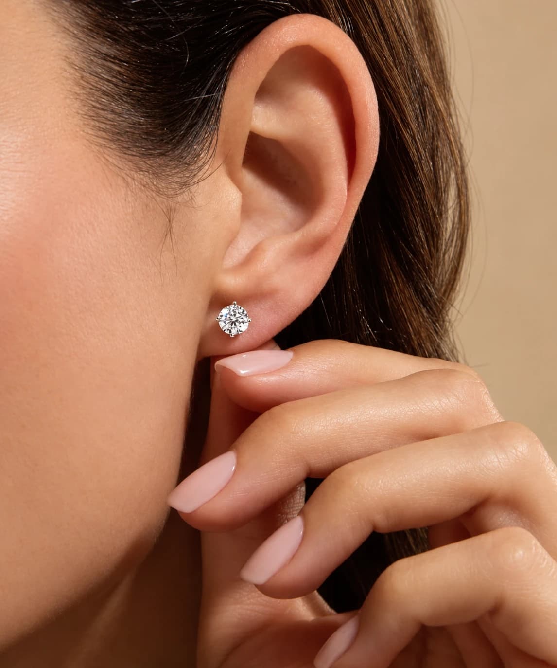 Round brilliant diamond stud earring in white gold, worn